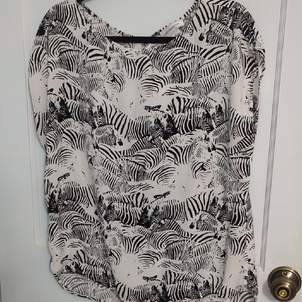 Liz Claiborne Sz L Black and White Zebra Pattern Blouse
